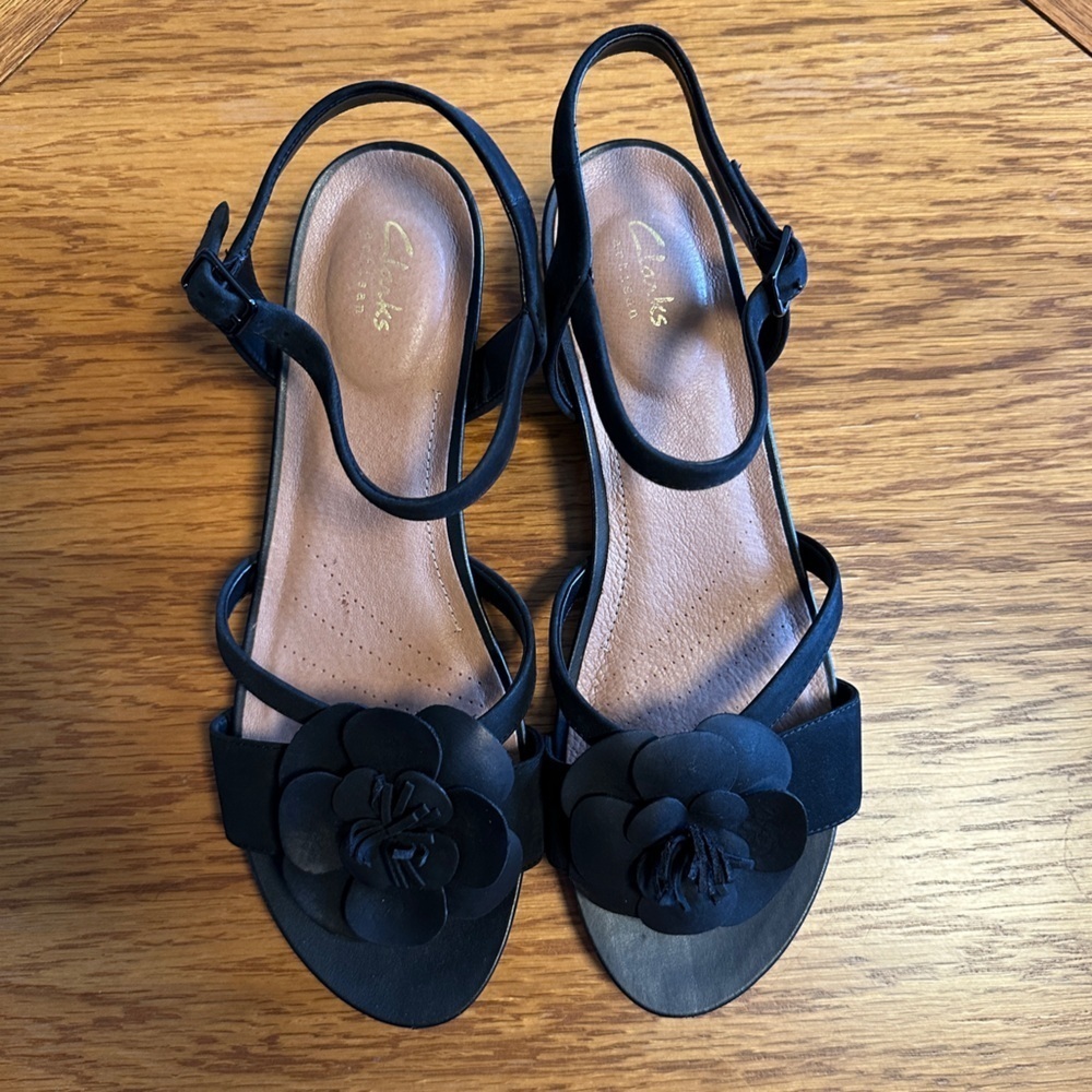 *CLARKS* Women's Black Sandals w/ Floral Detail Size 10